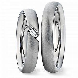 Узкие обручальные кольца с бриллиантом и матовой поверхностью  на заказ фото
